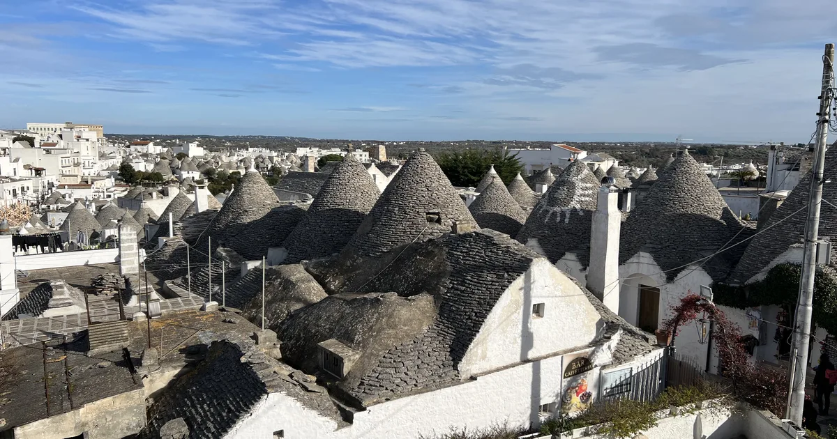 Trulli - tradycyjne kamienne domy w Alberobello, Puglia, Włochy