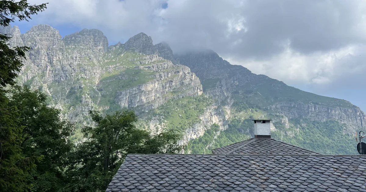 Panorama Alp włoskich z kamiennym dachem nad jeziorem Como, Lombardia