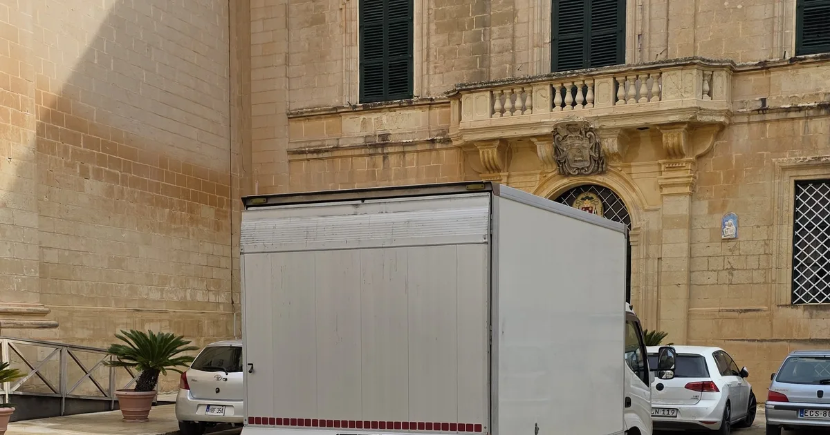 Ciężarówka dostawcza przed zabytkową katedrą w Mdinie, Malta
